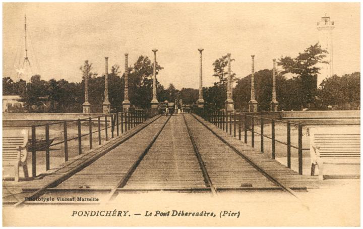 Carte postale du pier de Pondichéry ; le paquebot poste français fait escale une fois par mois au chef-lieu des EFI.